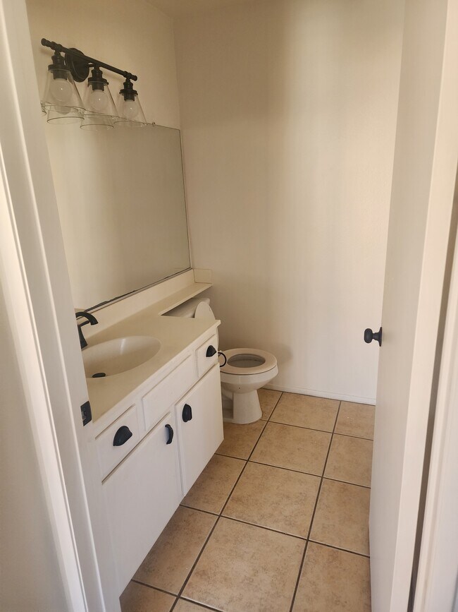 Building Photo - 1050 Harbor Heights Dr