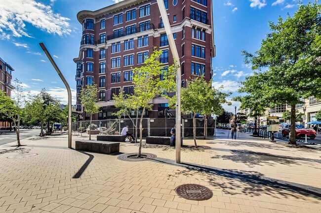 Building Photo - Gorgeous 2 bedroom 2 bath condo just steps from Columbia Hgts center $3,550