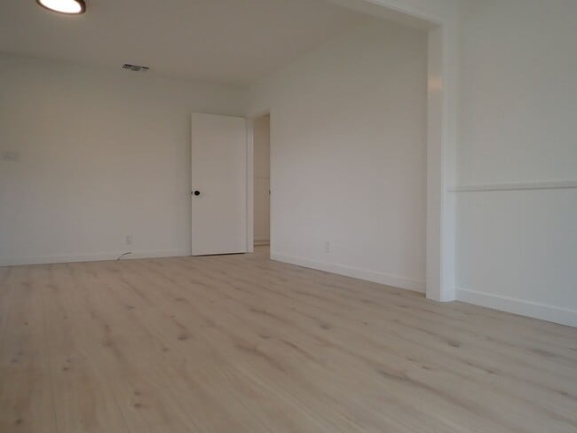 Building Photo - Single Family House in Desirable Neighborhood