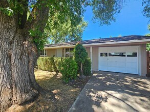 Building Photo - Home in Ideal Location with Large Backyard!