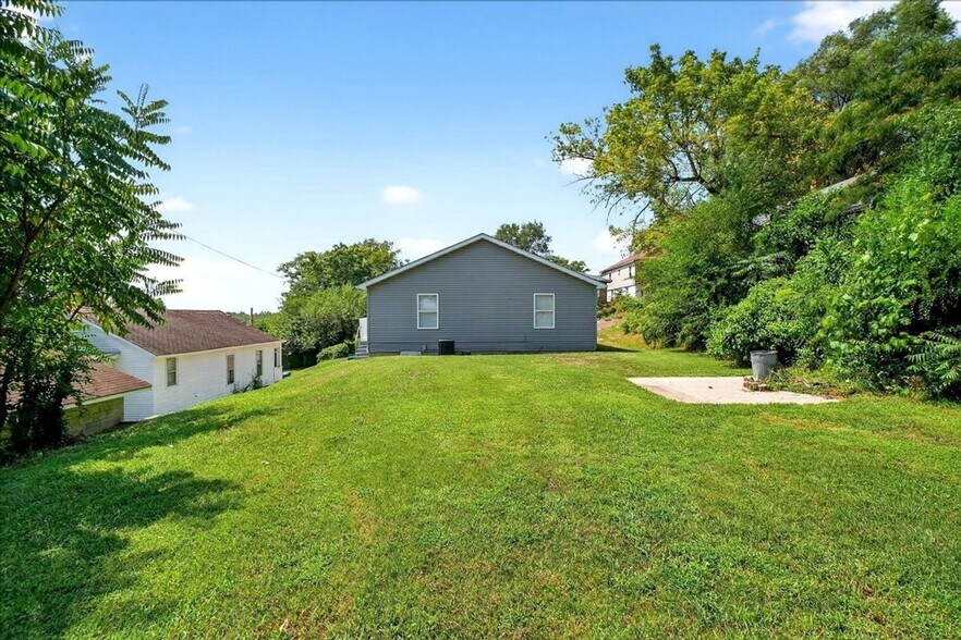 Building Photo - 221 Allen St