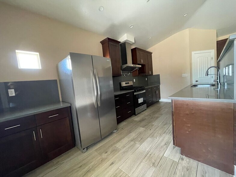 Building Photo - 17515 Live Oak St