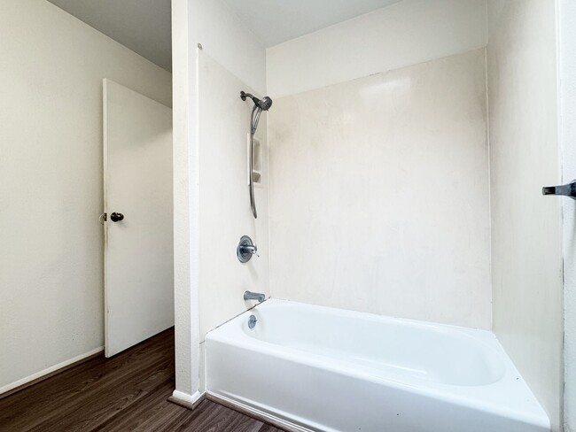Building Photo - Pet-Friendly Single Family Home Blocks fro...