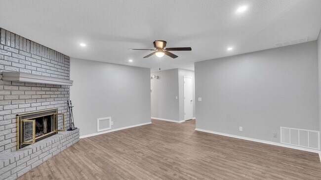 Building Photo - Beautifully Redone 3 Bedroom House! Available for Immediate Move in!