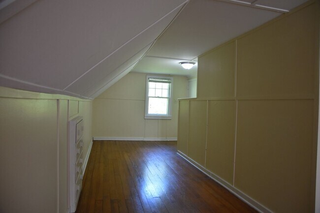 Building Photo - 3 Bedroom Home in Clintonville/Beechwold Area