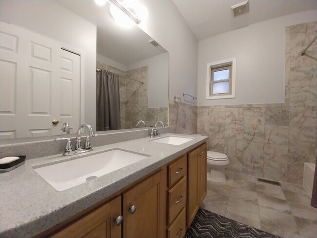 Building Photo - 4552 N Newland Ave