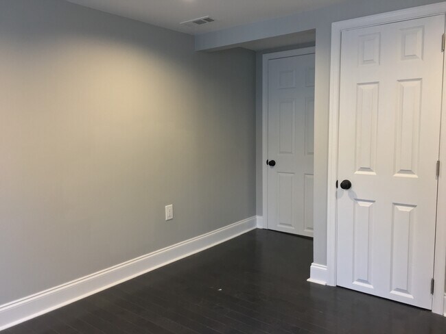 Building Photo - Newly Renovated End-of-Group Townhome in F...