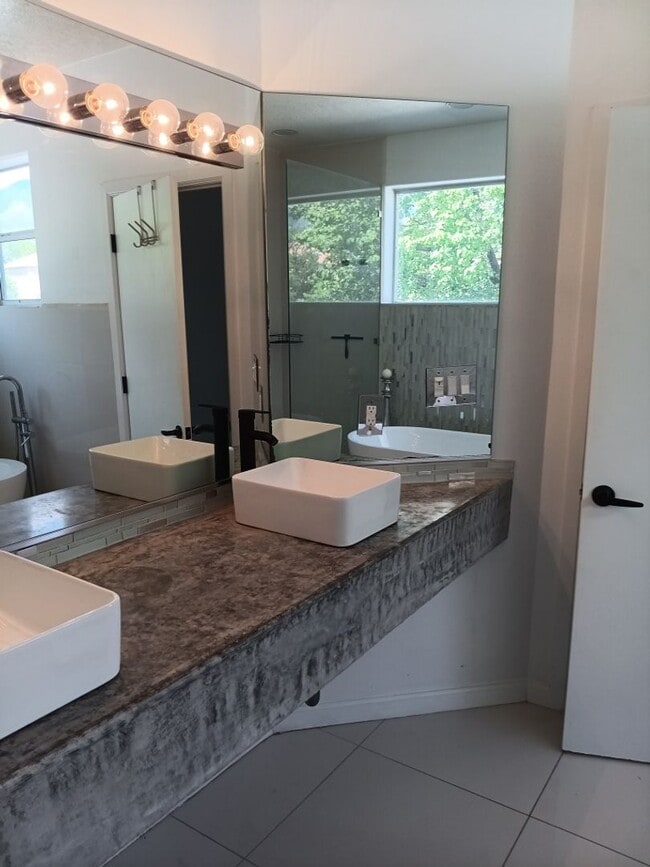 Building Photo - 3 Bedroom, 2.5 Bathroom Home! Schedule a Showing Soon!