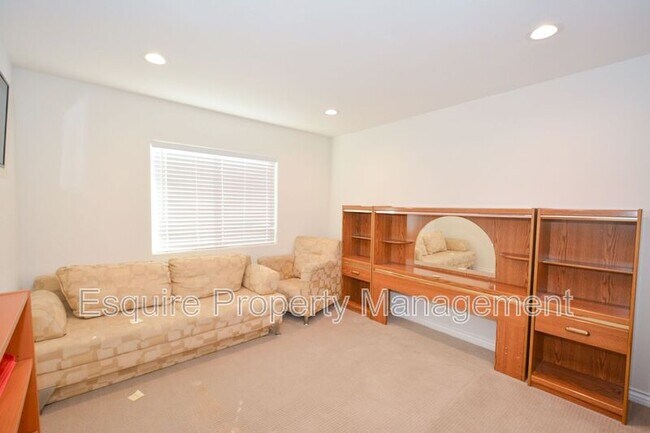 Building Photo - 328 Newbury Vista Ln