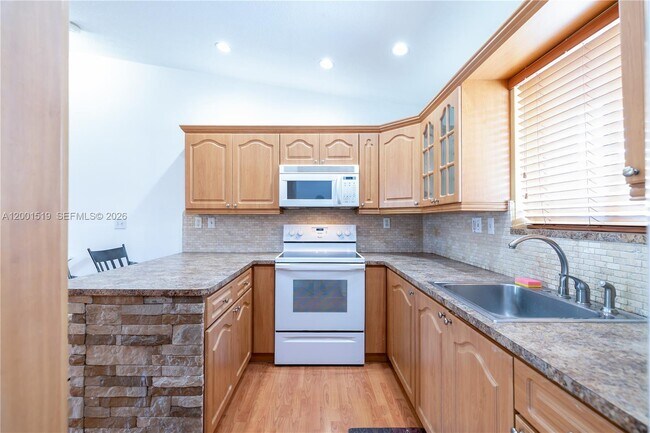 Building Photo - 10017 W Okeechobee Rd