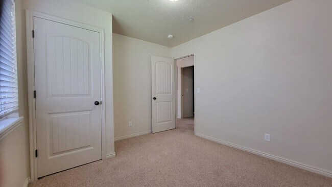 Building Photo - Gorgeous Eagle Mountain Condo!