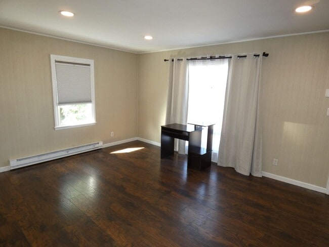 Building Photo - Centrally Charming