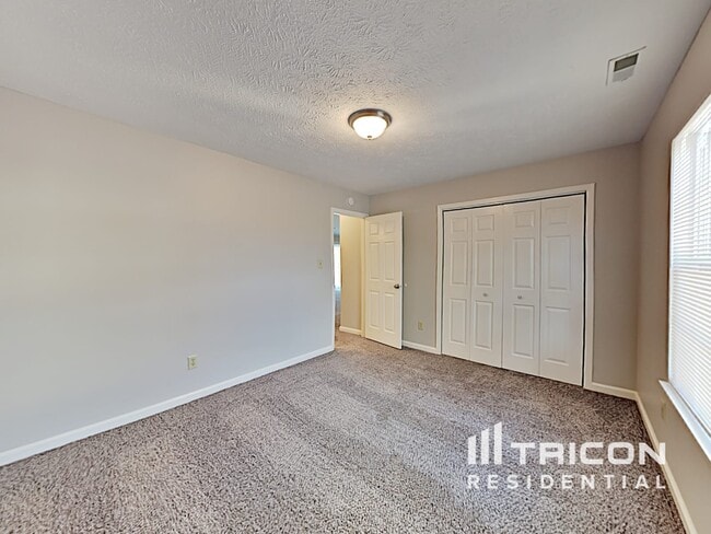 Building Photo - 5724 Blackstone Ave