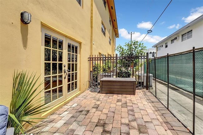 Building Photo - 744 NE 14th Ave