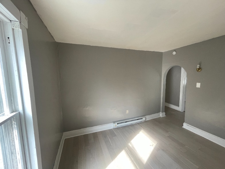 Building Photo - 582 Sunbury St