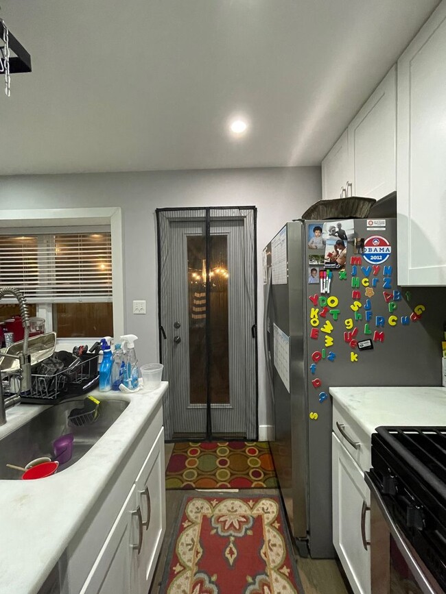 Building Photo - Spacious 2BR Townhouse with Backyard & Bon...