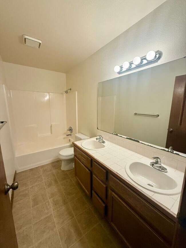 Building Photo - 3 Bed/2.5Bath Townhome in Greeley