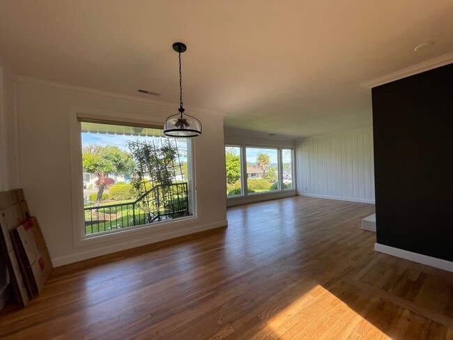 Building Photo - Updated 3 bedroom, 2 bath home