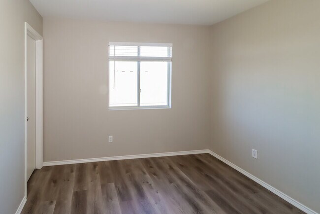 Building Photo - 121 Camellia Dr