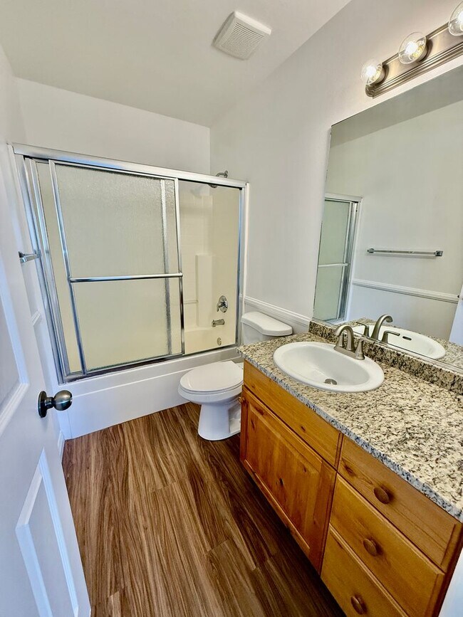 Building Photo - Redone Lexington Hills Townhome