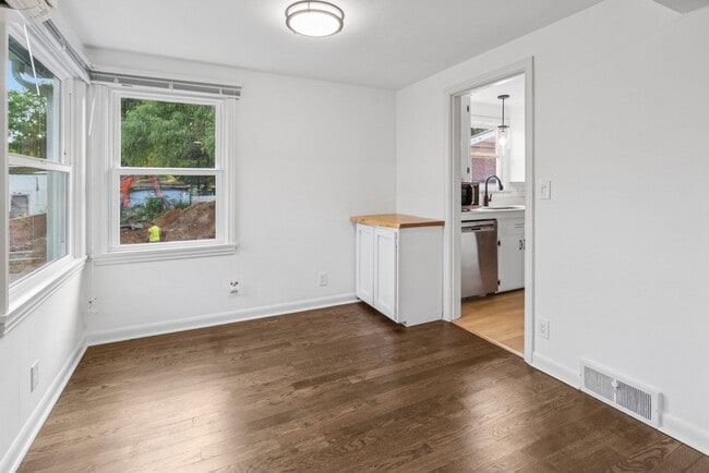 Building Photo - Updated 2 bed 1 bath Wedgewood area home