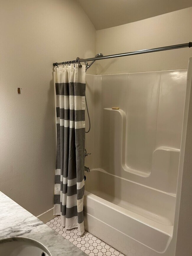 Building Photo - UNFURNISHED Beautiful Large Home Available Now on North Walnut in Fayetteville !!