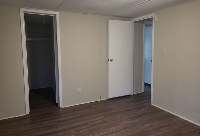 Building Photo - 3 Bedroom 2 Bathroom with a partially fenc...