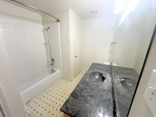 Building Photo - AVAILABLE NOW!