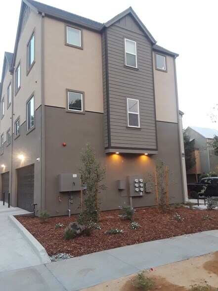 Building Photo - 1005 W 6th St