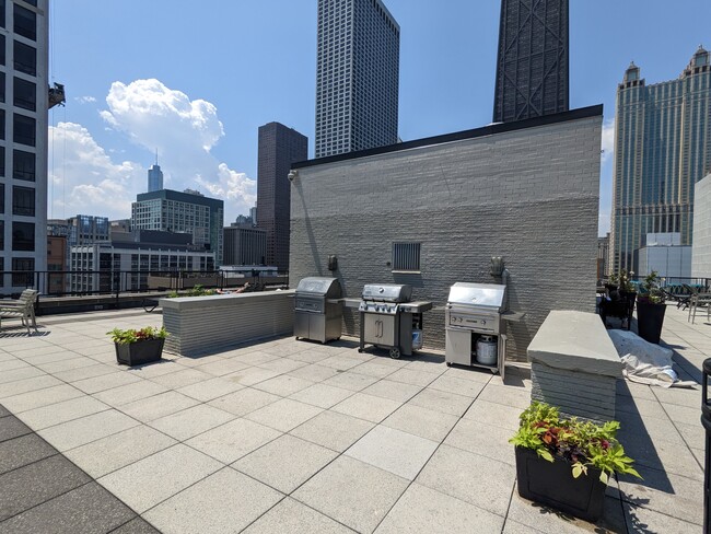 Building Photo - 253 E Delaware Pl