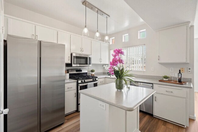 Building Photo - SD: Stunning 3BD/2.5BA Townhome in Imperial Beach with Ocean Views, Rooftop Patio & In-Unit Laundry