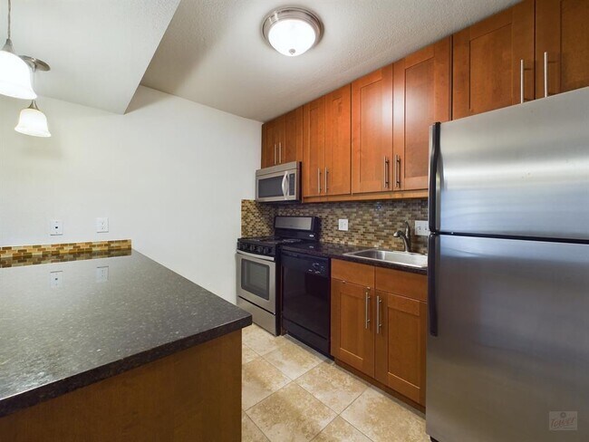 Building Photo - 7685 Northcross Dr