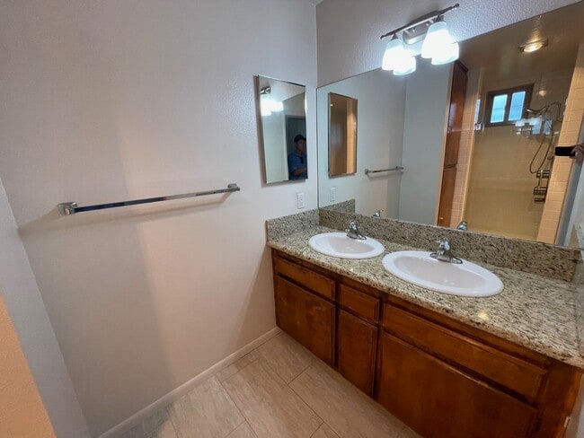 Building Photo - 2506 Levante St