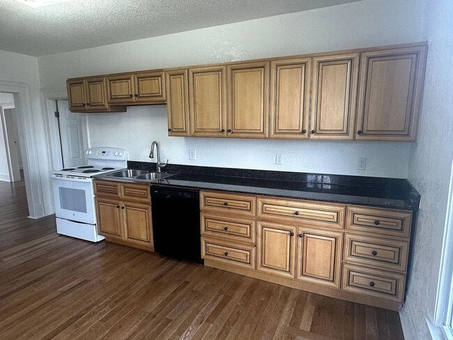 Building Photo - 404 S Marion St