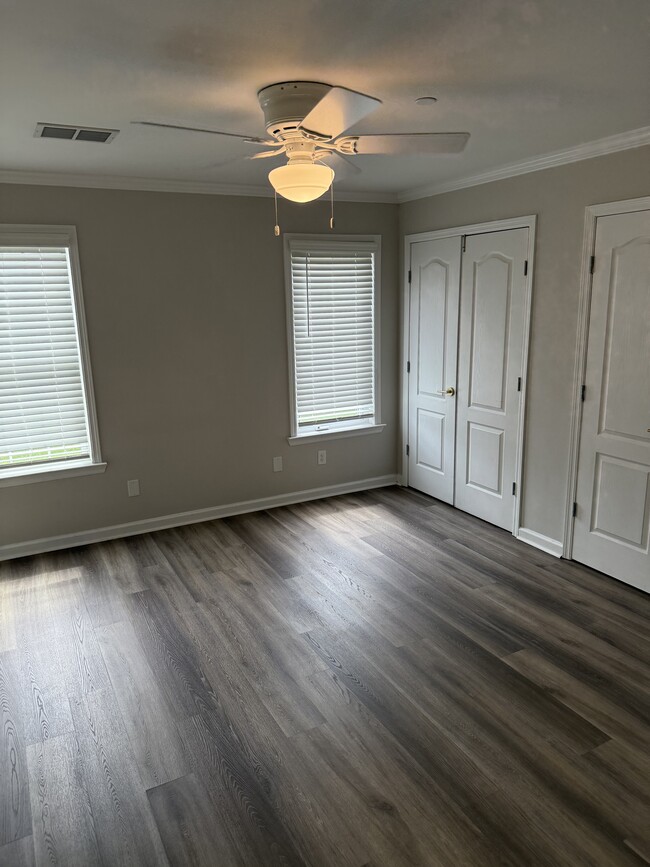 Building Photo - 102 Pine St