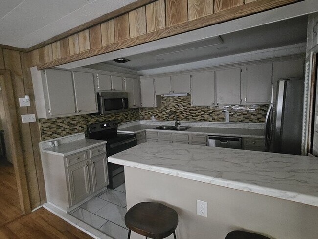 Building Photo - Spacious 3 Bedroom Brick Ranch Home (FURNISH)