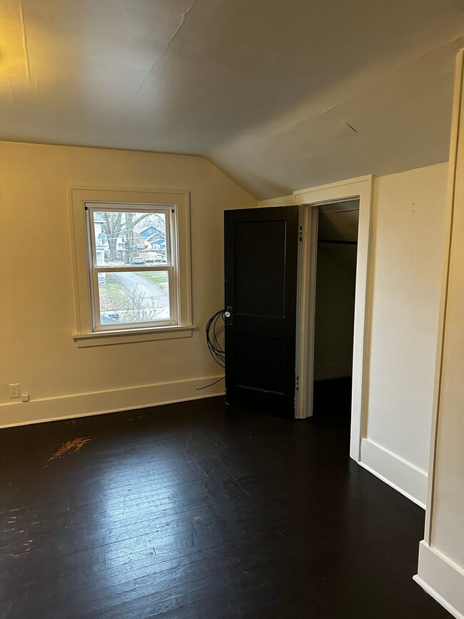 Building Photo - FREE JANUARY RENT!!! Charming 3-bedroom, 1...