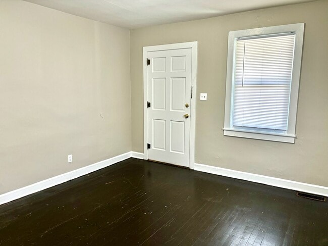 Building Photo - Spacious 2 bedroom home near Churchill Dow...