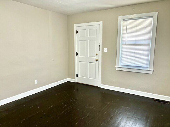 Building Photo - Spacious 2 bedroom home near Churchill Downs- Section 8 accepted