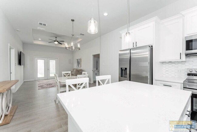 Building Photo - 20 S Bay Hill Dr