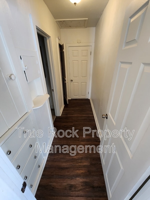 Building Photo - 631 N Hickory Ave