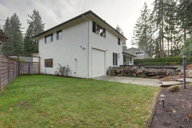 Building Photo - Spacious 4 Bedroom/3ba Bath Bellevue Home Available Now!
