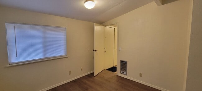 Building Photo - Charming 1 Bedroom Home With Bonus Area