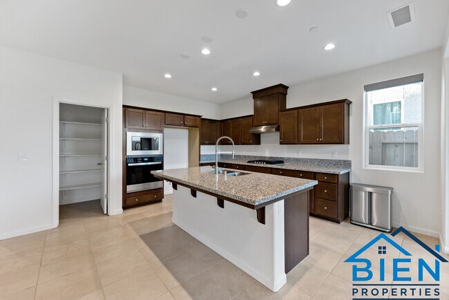 Building Photo - 1227 Las Rosas Ave