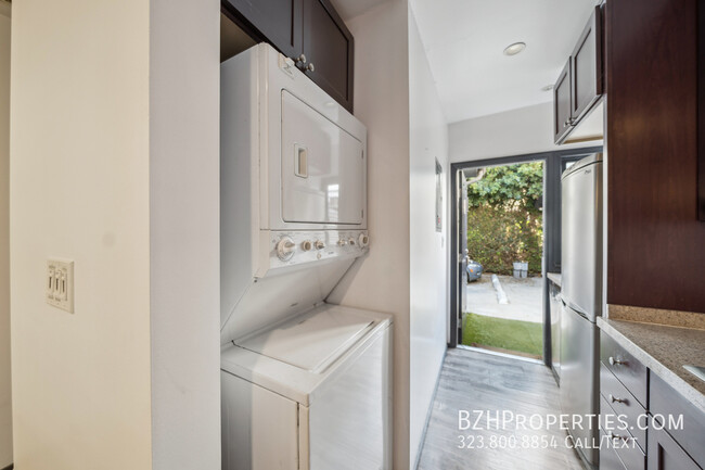 Building Photo - Modern 2-Bed, 2-Bath with a Huge Private Y...