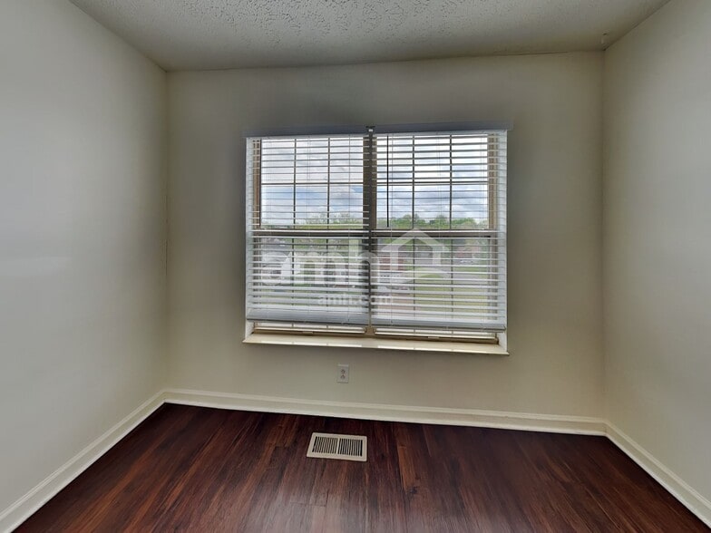 Building Photo - 120 Rose Garden Ln