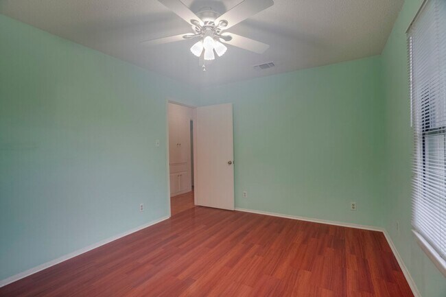 Building Photo - 506 E Palm Valley Blvd