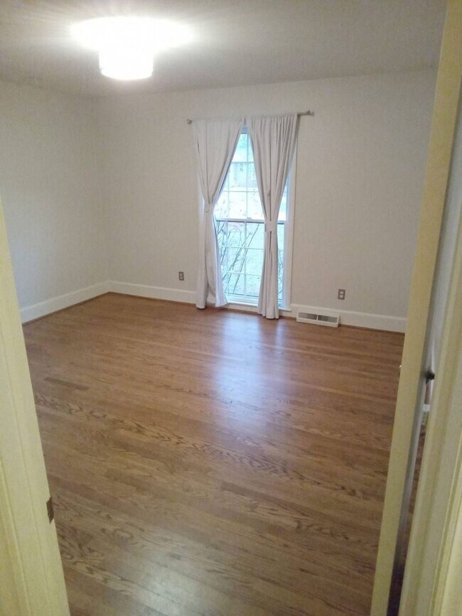 Building Photo - Beautiful Ranch Home in South Park!