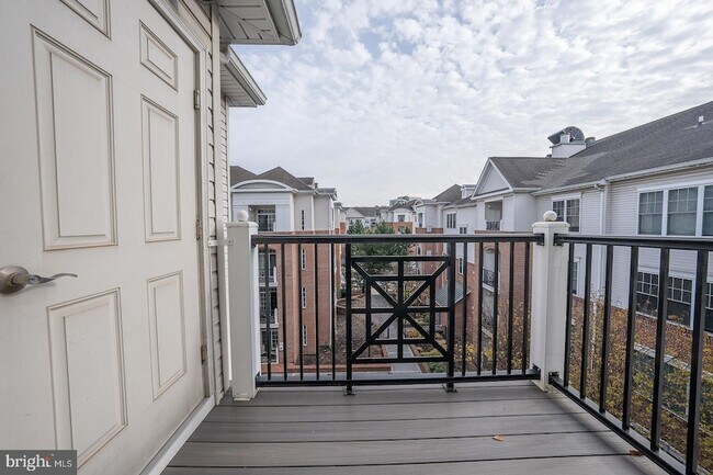 Building Photo - 300 W Elm St