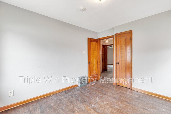 Building Photo - 7035 Plainview Ave